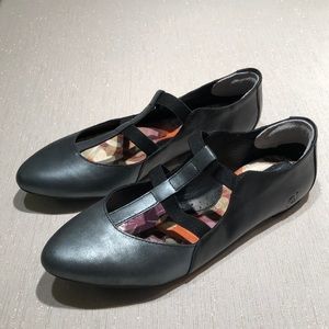 Born leather Black/Metallic flats, Size 9.5
